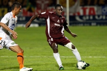 Metz - Laval, 6e journée de Ligue 2  : Adama Tamboura face à l\'attaquant lavallois Julien Viale