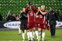 Metz - Lens, 17e journée de Ligue 2  : Ludovic Guerriero, David Fleurival et Kévin Diaz remercient leurs supporters, venus nombreux ce soir là encourager les Grenats