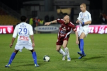 Metz - Troyes  : Le capitaine Ludovic Guerriero, face à deux adversaires.