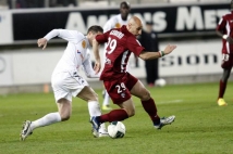Amiens SC - FC Metz, 31° journée de Ligue 2   : Ludovic Guerriero a failli oublier le ballon! Ou était-ce une feinte pour éliminer son adversaire?