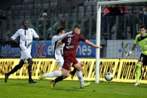 Metz-Angers, 34° journée de Ligue 2  : Andy Delort est devancé in extremis par le défenseur angevin.