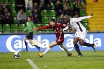 Metz-Angers, 34° journée de Ligue 2  : Mathieu Duhamel est accroché dans la surface mais l\'arbitre ne dit rien. 